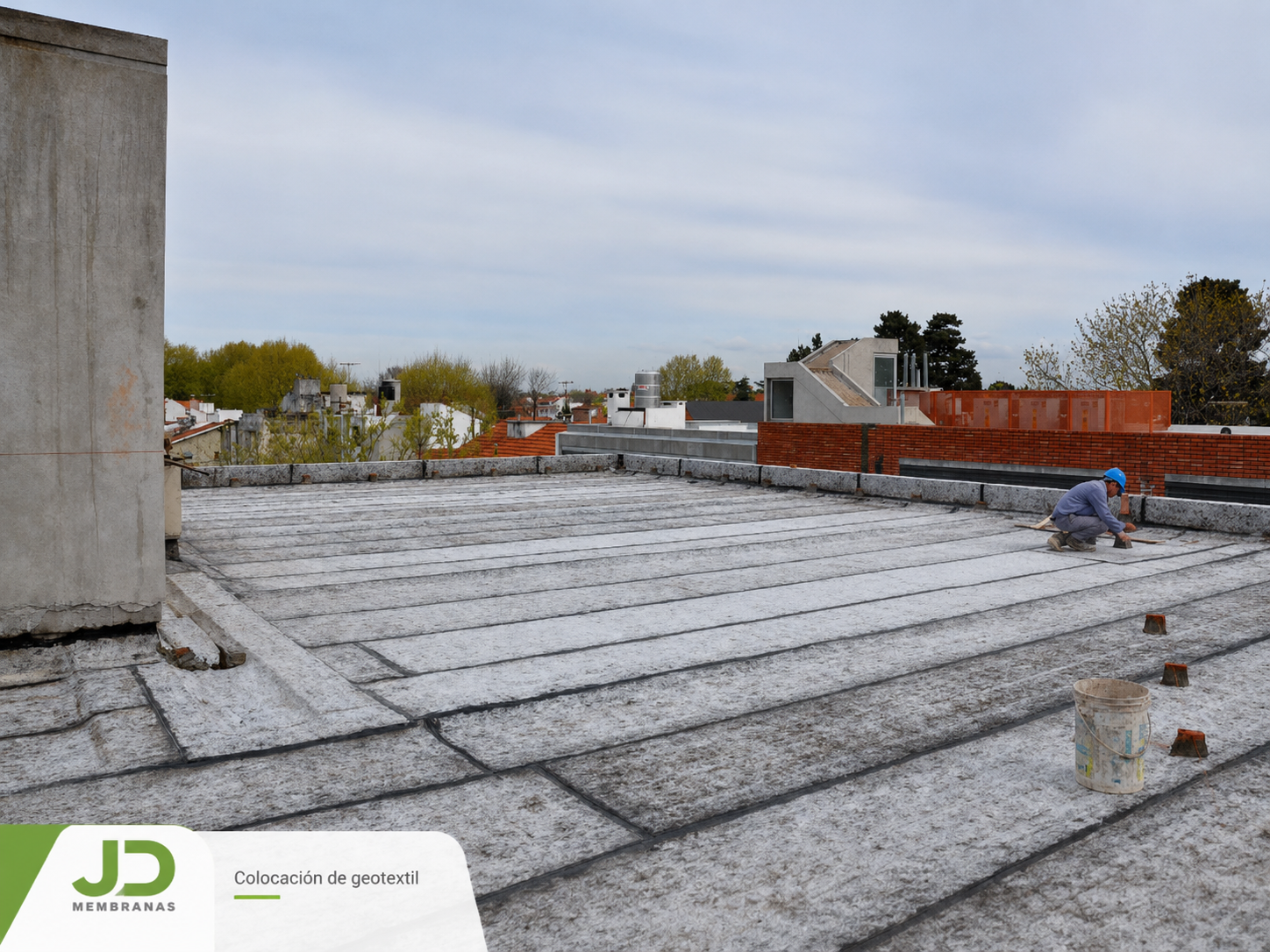 Colocación de Geotextil en terraza para mayor protección y durabilidad.